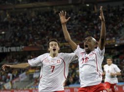 El jugador de la Selección de Suiza, Gelson Fernandes (der.), celebra el gol del triunfo. AP  /