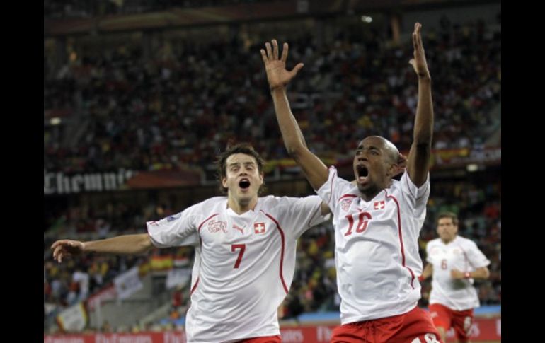 El jugador de la Selección de Suiza, Gelson Fernandes (der.), celebra el gol del triunfo. AP  /