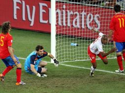 Gelson Fernandes celebra la anotación que le dio el triunfo a su equipo. EFE  /