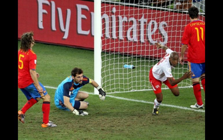 Gelson Fernandes celebra la anotación que le dio el triunfo a su equipo. EFE  /