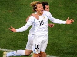 Diego Forlán celebra el primer gol que marcó. EFE  /