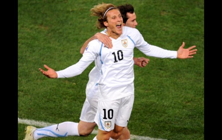 Diego Forlán celebra el primer gol que marcó. EFE  /