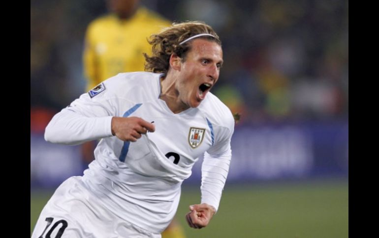 El uruguayo Diego Forlán durante el encuentro ante Sudáfrica. REUTERS  /