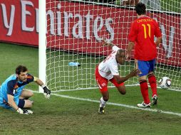 El suizo Fernandes (camisa blanca) corre a celebrar, tras haber marcado el único gol del partido. GETTY IMAGES SPORT  /