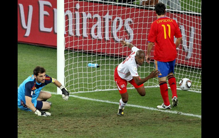 El suizo Fernandes (camisa blanca) corre a celebrar, tras haber marcado el único gol del partido. GETTY IMAGES SPORT  /