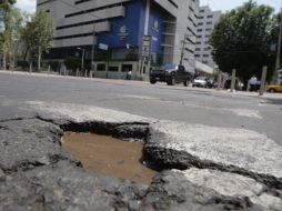 La aparición cíclica de los baches en avenidas y calles quedaría eliminada durante 50 años, asegura el gobernador. S. NÚÑEZ  /