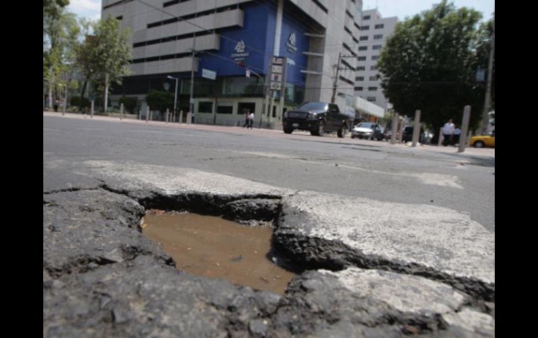 La aparición cíclica de los baches en avenidas y calles quedaría eliminada durante 50 años, asegura el gobernador. S. NÚÑEZ  /