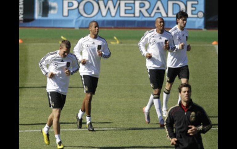 Los jugadores de la Selección de Alemania se preparan para no ser atropellados nuevamente.AP  /