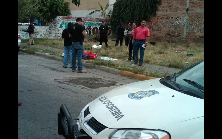 Al lugar del hallazgo acudieron policías de Guadalajara, del Estado, elementos de la Procuraduría estatal y del Semefo. M. PATIÑO  /