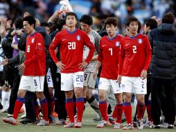 Jugadores de la Selección de Corea, lamentan la derrota. EFE  /