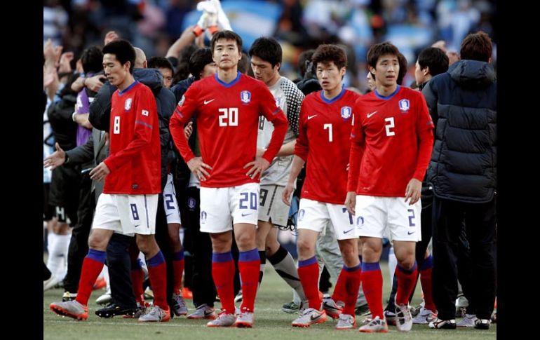 Jugadores de la Selección de Corea, lamentan la derrota. EFE  /