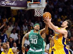 El jugador de los Lakers, Pau Gasol (der) disputa un balón con Rasheed Wallace de los Celtics de Boston. EFE  /