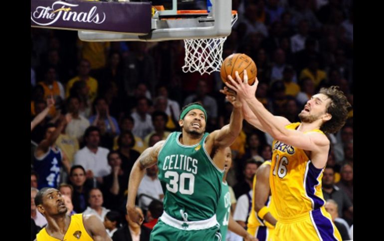 El jugador de los Lakers, Pau Gasol (der) disputa un balón con Rasheed Wallace de los Celtics de Boston. EFE  /