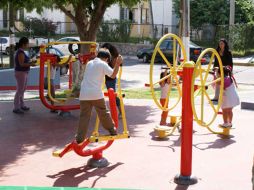 El nuevo parque de bolsillo cuenta con juegos infantiles, ejercitadores, cancha de futbol rápido y rampas para discapacitados. ESPECIAL  /