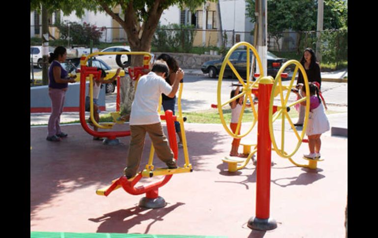 El nuevo parque de bolsillo cuenta con juegos infantiles, ejercitadores, cancha de futbol rápido y rampas para discapacitados. ESPECIAL  /