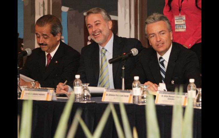 José Ángel Córdova, Emilio González Márquez y Alfonso Petersen Farah durante la XIV Reunion Nacional Ordinaria. A. CAMACHO  /