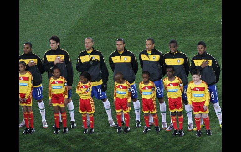 Robinho (izq.) advirtió que los niños se mueren de frío cuando salen al terreno de juego. GETTY IMAGES SPORT  /