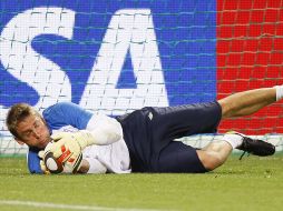 Robert Green protagonizó el primer “oso” del Mundial, al no saber atajar un balón que le dio el empate a Estados Unidos. AP  /