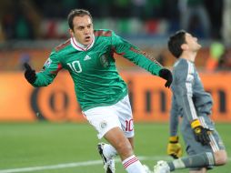 Cuauhtémoc Blanco anotó el segundo gol contra Francia por la vía del penal. NTX  /