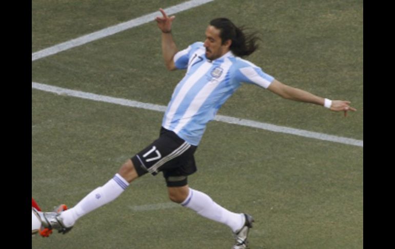 Jonás Gutiérrez, de Argentina durante el duelo contra Corea del Sur y donde se adjudicó su segunda amonestación. REUTERS  /