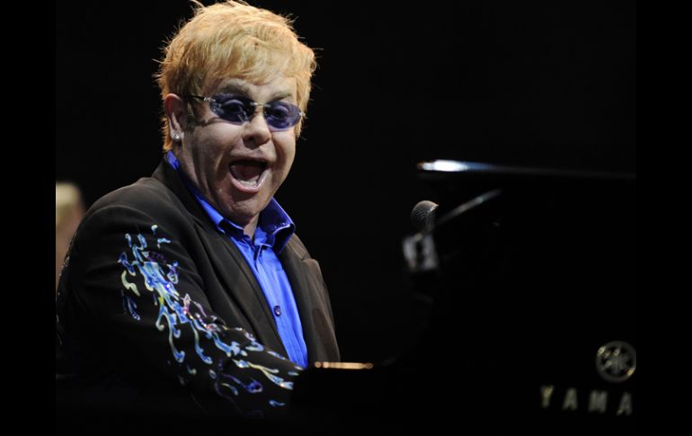 Elton John rompe con las censuras de los países y logra presentarse con rotundo éxito. REUTERS  /