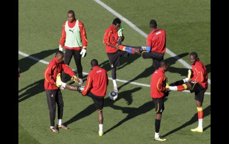 La Selección de Ghana entrenando pues no quiere bajar el rítmo ante Australia. AP  /