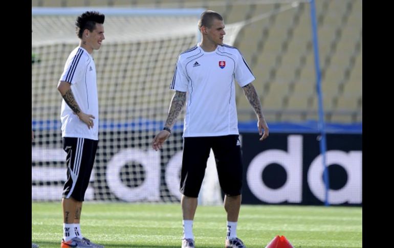 Los jugadores eslovacos, Marek Hamsik (izq.) y Martin Skrtel durante el entrenamiento de Eslovaquia. EFE  /