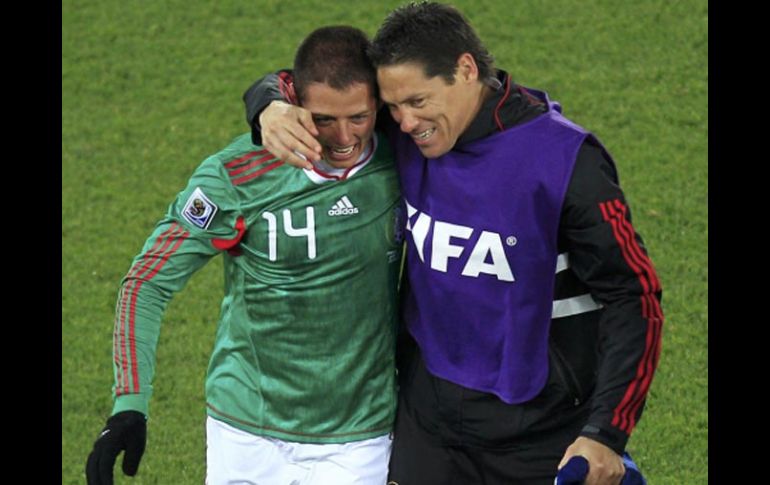 Los jugadores de la Selección mexicana, Guillermo ''Guille'' Franco (der.) y Javier ''Chicharito'' Hernández. REUTERS  /