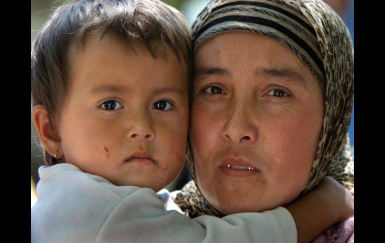 Las mujeres y los niños, son los principales desplazados. AP  /