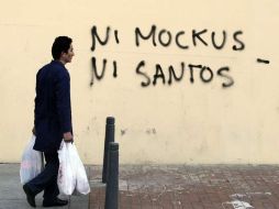 En Bogotá, un grafiti rechaza a ambos candidatos presidenciales. EFE  /