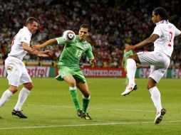 Los ingleses Glen Johnson (der.) y Jamie Carragher (izq.) pelean por el balón con el argelino Karim Matmour. EFE  /