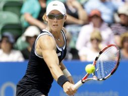 Samantha Stosur devuelve una bola a Ekaterina Makarova durante la semifinal. EFE  /