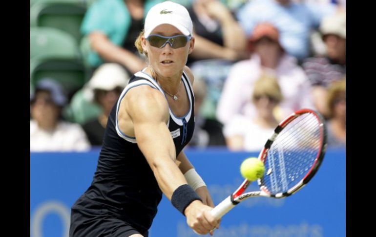 Samantha Stosur devuelve una bola a Ekaterina Makarova durante la semifinal. EFE  /