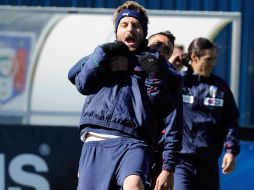 Daniele de Rossi bromea con uno de sus compañeros en el entrenamiento italiano. GETTTY IMAGES SPORT  /