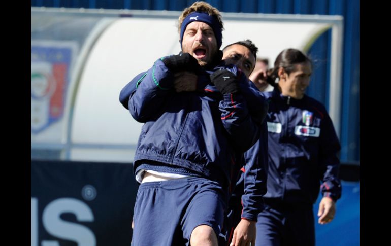 Daniele de Rossi bromea con uno de sus compañeros en el entrenamiento italiano. GETTTY IMAGES SPORT  /