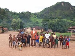 Carlos Acedo con un grupo de niños, en domingo de futbol. EL INFORMADOR  C. ACEDO  /