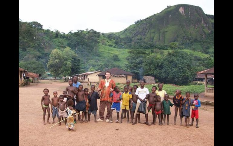 Carlos Acedo con un grupo de niños, en domingo de futbol. EL INFORMADOR  C. ACEDO  /