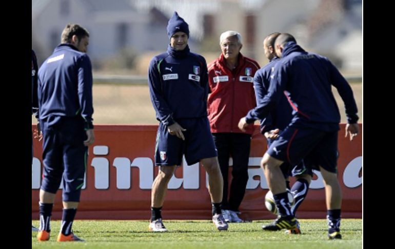 Los campeones preparándose con su entrenador, Lippi. AFP  /