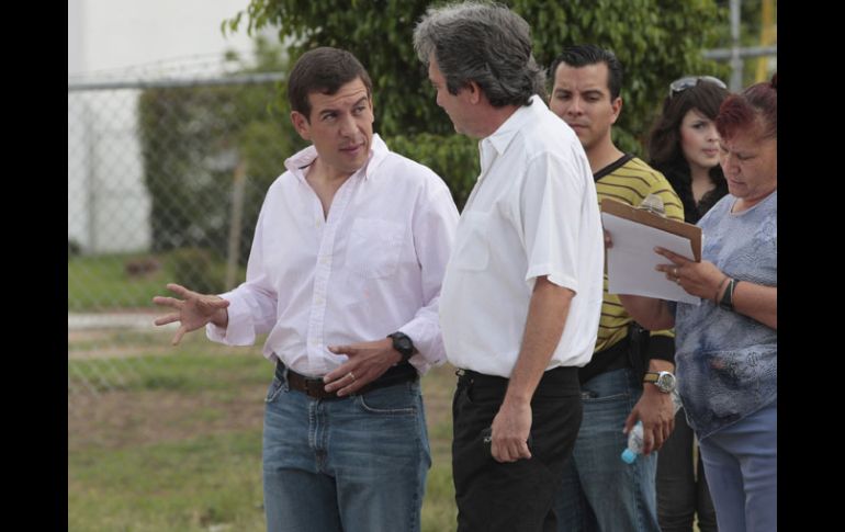 Los vecinos presentaron sus inconformidades ante la comitiva del Ayuntamiento de Tlaquepaque. S. NUÑEZ  /