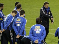 Otto Rehhagel director técnico de Grecia y algunos jugadores durante el entrenamiento. AP  /