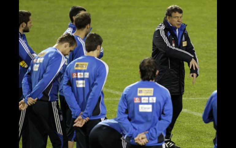 Otto Rehhagel director técnico de Grecia y algunos jugadores durante el entrenamiento. AP  /