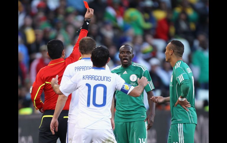 El nigeriano Sani Kaita salió expulsado en el juego ante Grecia. GETTY IMAGES SPORT  /