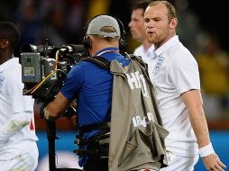 Rooney aprovechó una cámara de televisión para mandar “recaditos”. GETTY IMAGES SPORT  /