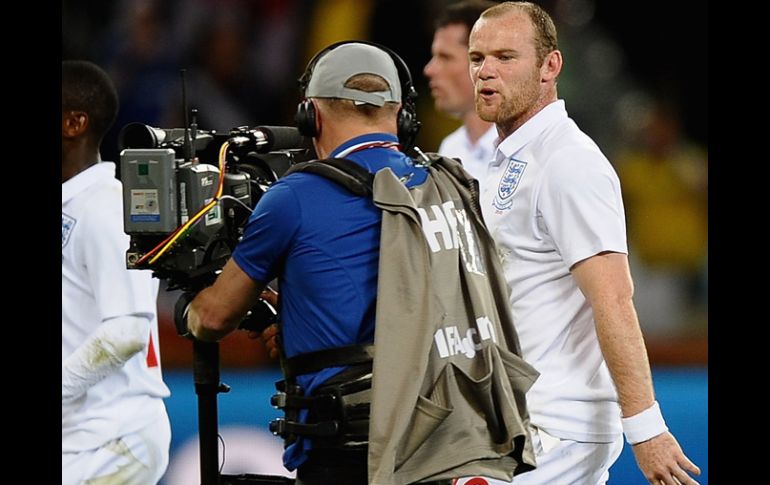 Rooney aprovechó una cámara de televisión para mandar “recaditos”. GETTY IMAGES SPORT  /