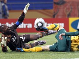 El arquero de Ghana, Richard Kingson, pelea un balón con el australiano Rukavytsya. AFP  /