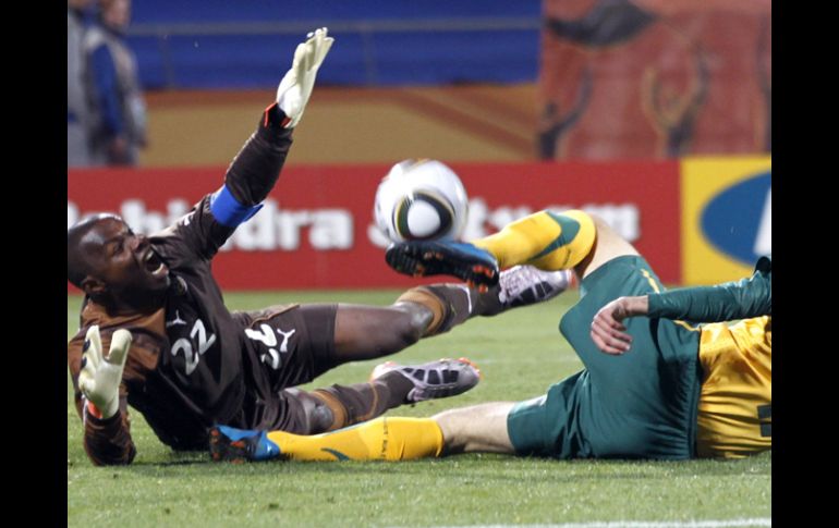 El arquero de Ghana, Richard Kingson, pelea un balón con el australiano Rukavytsya. AFP  /