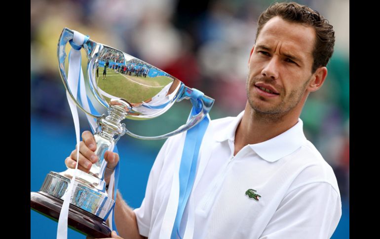 El tenista francés Michael Llodra levanta el trofeo de ganador del torneo de Eastbourne. EFE  /