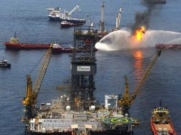 En la zona del vertido de crudo del Golfo de México, buques de la BP queman el petróleo que flota en la superficie. AP  /