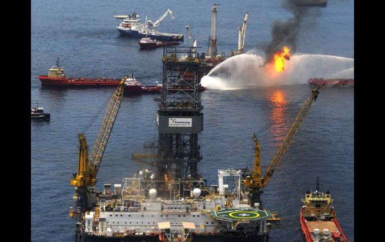 En la zona del vertido de crudo del Golfo de México, buques de la BP queman el petróleo que flota en la superficie. AP  /