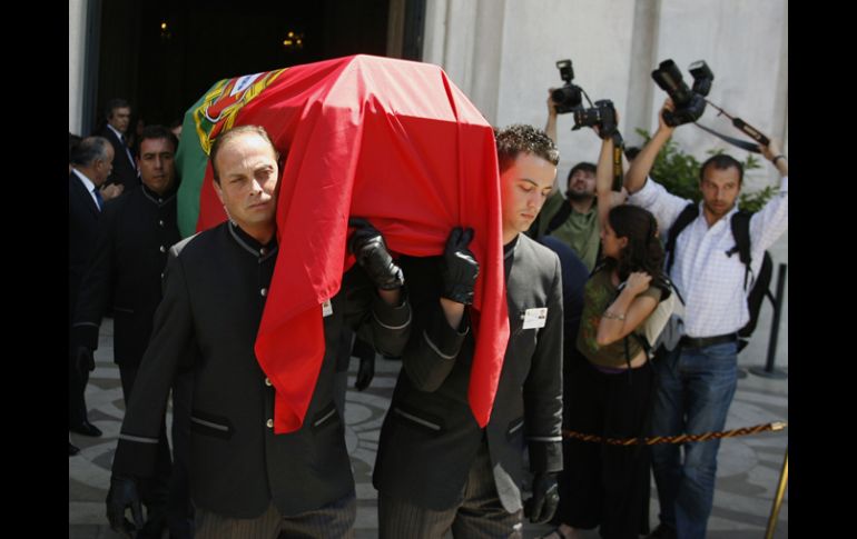 Su cortejo fúnebre recorrió el centro de la capital entre aplausos muchas personas. REUTERS  /